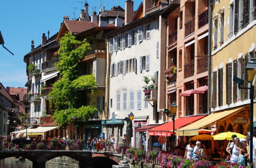 Discovering the Charms of Oullins: Exploring Auvergne-Rhône-Alpes' Vibrant Suburb